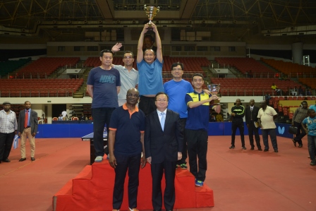 1506647322331345.jpg 田斌強(qiáng)總與羅杰米拉先生為團(tuán)體冠亞軍頒獎(jiǎng).JPG