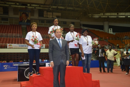 1506647342124455.jpg 魏文華大使為喀麥隆女乒獲獎(jiǎng)選手頒獎(jiǎng).JPG