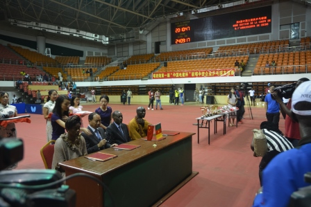 1506647365966444.jpg 魏文華大使參加捐贈(zèng)儀式.JPG