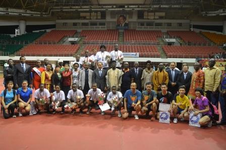 1506647382627317.jpg 中喀參賽選手與頒獎(jiǎng)嘉賓合影.JPG